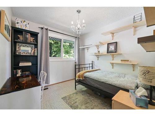 627 78 Avenue Nw, Calgary, AB - Indoor Photo Showing Bedroom