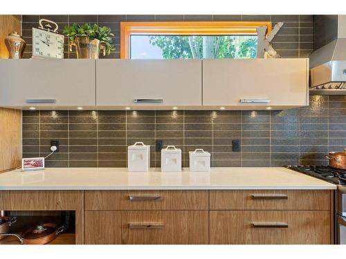 2142 28 Avenue Sw, Calgary, AB - Indoor Photo Showing Kitchen