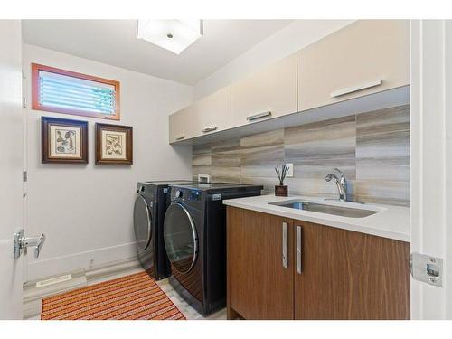 2142 28 Avenue Sw, Calgary, AB - Indoor Photo Showing Laundry Room