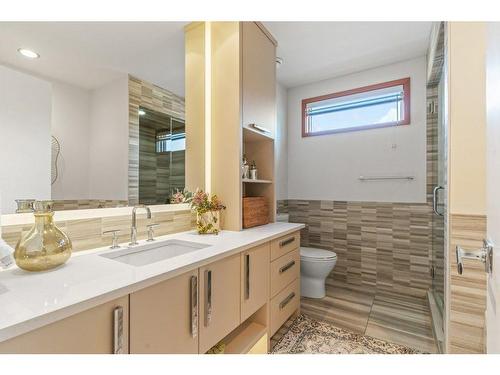 2142 28 Avenue Sw, Calgary, AB - Indoor Photo Showing Bathroom