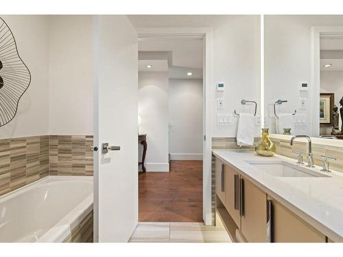 2142 28 Avenue Sw, Calgary, AB - Indoor Photo Showing Bathroom