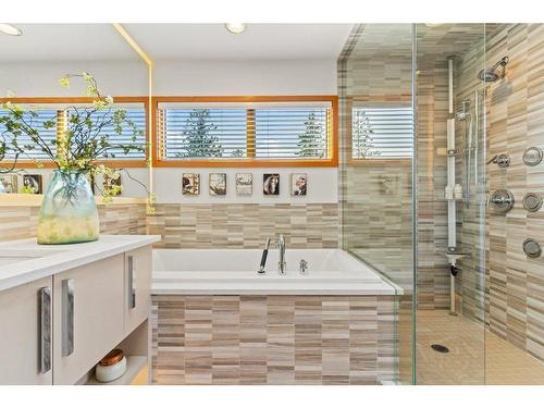 2142 28 Avenue Sw, Calgary, AB - Indoor Photo Showing Bathroom