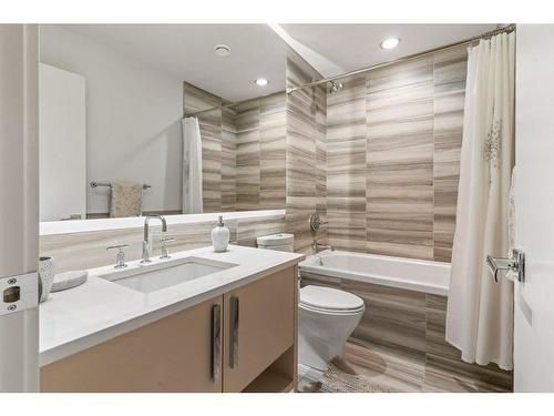 2142 28 Avenue Sw, Calgary, AB - Indoor Photo Showing Bathroom