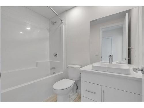 616 Greenbriar Common Nw, Calgary, AB - Indoor Photo Showing Bathroom