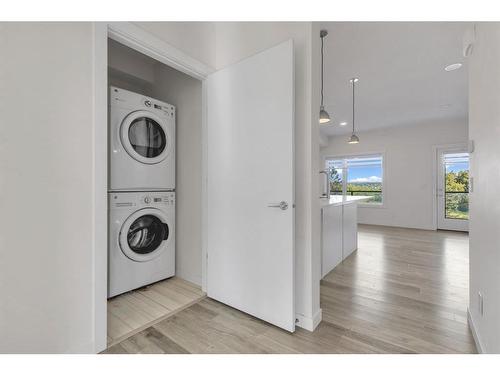 616 Greenbriar Common Nw, Calgary, AB - Indoor Photo Showing Laundry Room