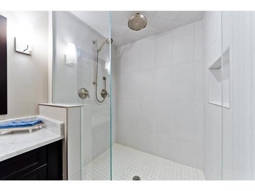 2416 26 Avenue Nw, Calgary, AB - Indoor Photo Showing Bathroom