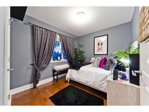 2416 26 Avenue Nw, Calgary, AB - Indoor Photo Showing Bedroom