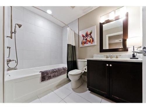 2416 26 Avenue Nw, Calgary, AB - Indoor Photo Showing Bathroom