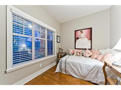 2416 26 Avenue Nw, Calgary, AB - Indoor Photo Showing Bedroom