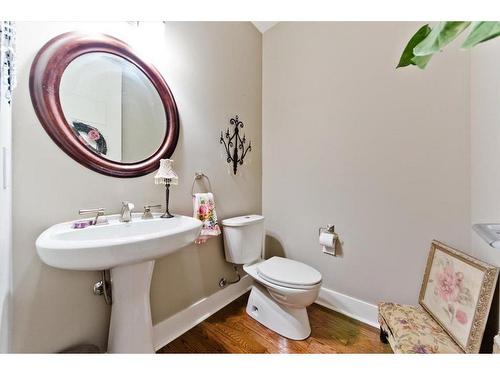 2416 26 Avenue Nw, Calgary, AB - Indoor Photo Showing Bathroom