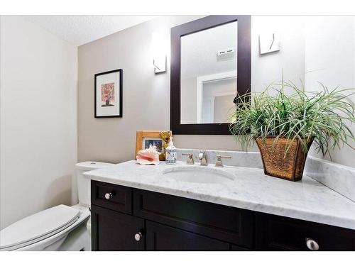 2416 26 Avenue Nw, Calgary, AB - Indoor Photo Showing Bathroom