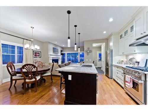 2416 26 Avenue Nw, Calgary, AB - Indoor Photo Showing Kitchen With Upgraded Kitchen