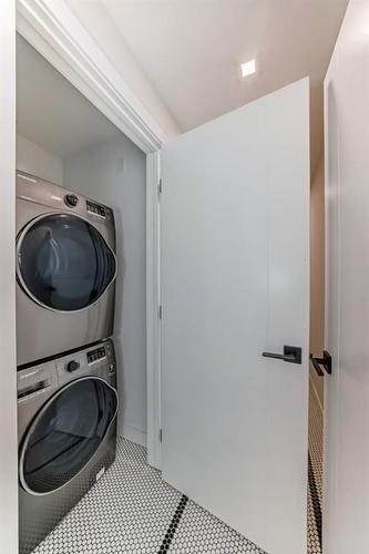 317-8505 Broadcast Avenue Sw, Calgary, AB - Indoor Photo Showing Laundry Room