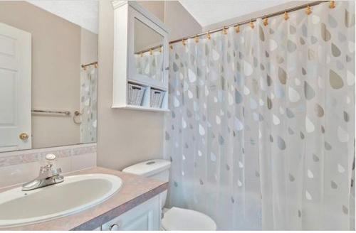 204-622 56 Avenue Sw, Calgary, AB - Indoor Photo Showing Bathroom