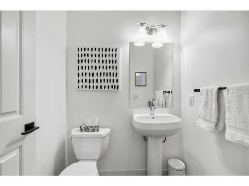 15 Mahogany Point Se, Calgary, AB - Indoor Photo Showing Bathroom