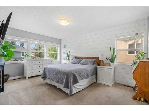 15 Mahogany Point Se, Calgary, AB - Indoor Photo Showing Bedroom