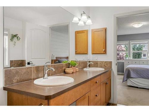 15 Mahogany Point Se, Calgary, AB - Indoor Photo Showing Bathroom