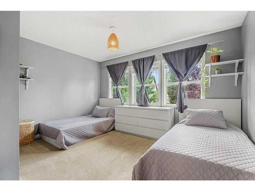 15 Mahogany Point Se, Calgary, AB - Indoor Photo Showing Bedroom