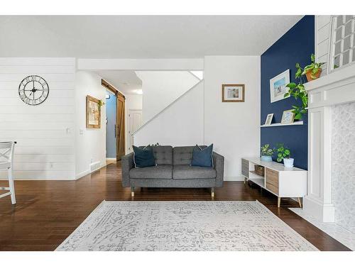 15 Mahogany Point Se, Calgary, AB - Indoor Photo Showing Living Room