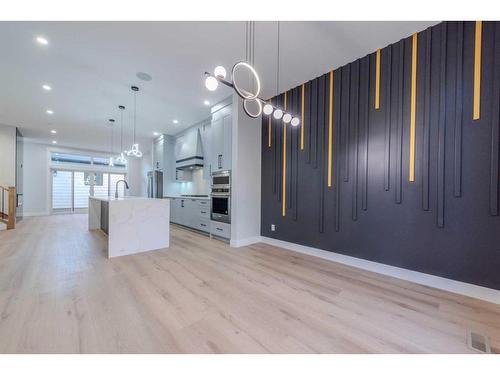 107 Hartford Road Nw, Calgary, AB - Indoor Photo Showing Kitchen With Upgraded Kitchen