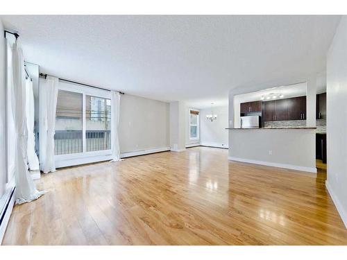 203-616 15 Avenue Sw, Calgary, AB - Indoor Photo Showing Living Room