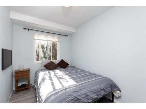 10-4936 Dalton Drive Nw, Calgary, AB - Indoor Photo Showing Bedroom