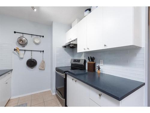 10-4936 Dalton Drive Nw, Calgary, AB - Indoor Photo Showing Kitchen