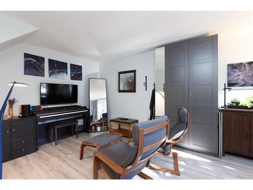 10-4936 Dalton Drive Nw, Calgary, AB - Indoor Photo Showing Living Room