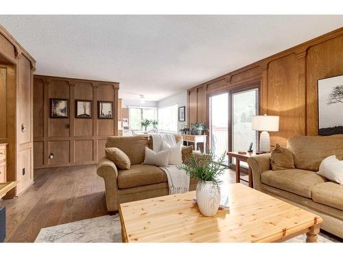 41 Strabane Place Sw, Calgary, AB - Indoor Photo Showing Living Room