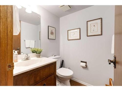 41 Strabane Place Sw, Calgary, AB - Indoor Photo Showing Bathroom