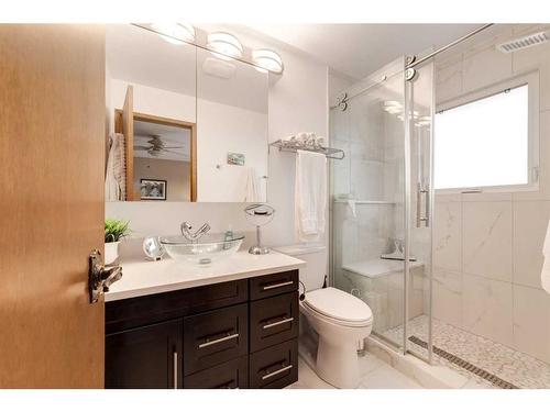 41 Strabane Place Sw, Calgary, AB - Indoor Photo Showing Bathroom