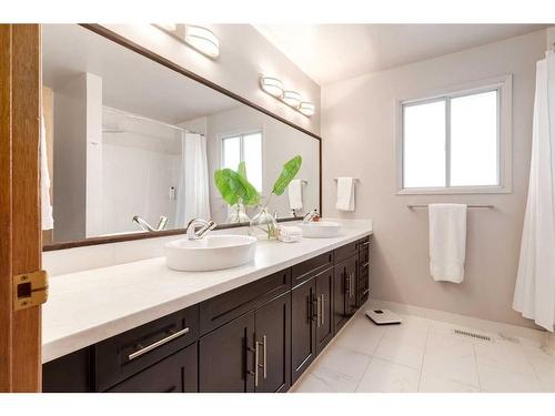 41 Strabane Place Sw, Calgary, AB - Indoor Photo Showing Bathroom