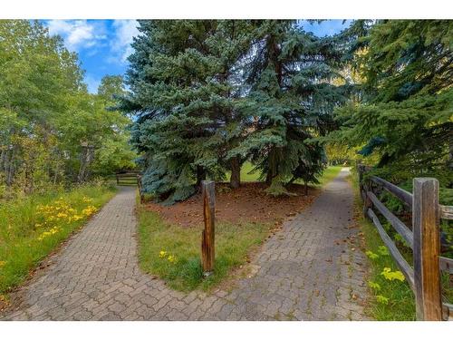 41 Strabane Place Sw, Calgary, AB - Outdoor