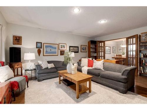 41 Strabane Place Sw, Calgary, AB - Indoor Photo Showing Living Room