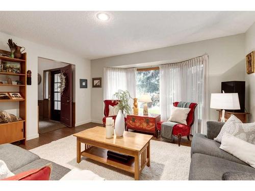 41 Strabane Place Sw, Calgary, AB - Indoor Photo Showing Living Room