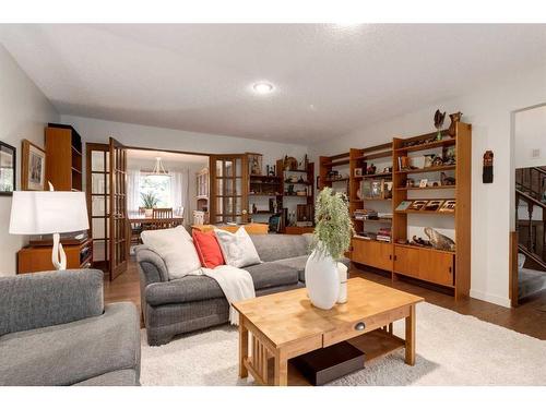 41 Strabane Place Sw, Calgary, AB - Indoor Photo Showing Living Room