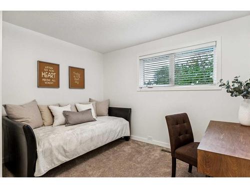 10823 Mapleshire Crescent Se, Calgary, AB - Indoor Photo Showing Bedroom