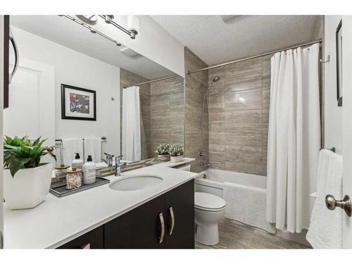 10823 Mapleshire Crescent Se, Calgary, AB - Indoor Photo Showing Bathroom