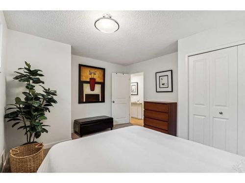 10823 Mapleshire Crescent Se, Calgary, AB - Indoor Photo Showing Bedroom