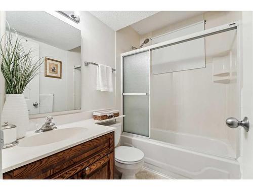 10823 Mapleshire Crescent Se, Calgary, AB - Indoor Photo Showing Bathroom