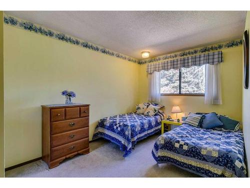 132 Oakmount Road Sw, Calgary, AB - Indoor Photo Showing Bedroom