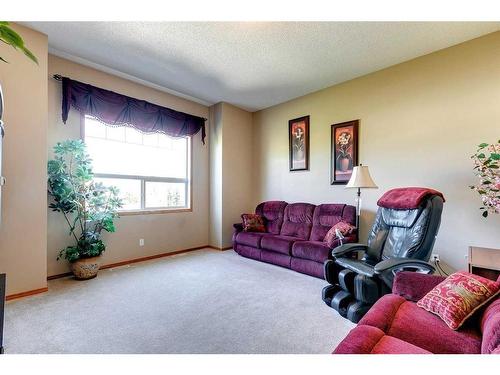 408 Bridlemeadows Common Sw, Calgary, AB - Indoor Photo Showing Living Room