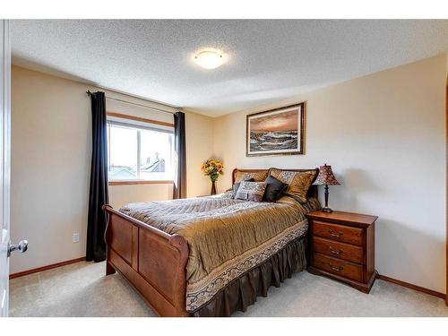 408 Bridlemeadows Common Sw, Calgary, AB - Indoor Photo Showing Bedroom