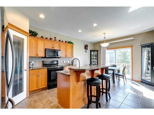 408 Bridlemeadows Common Sw, Calgary, AB - Indoor Photo Showing Kitchen