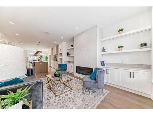 5028 20 Avenue Nw, Calgary, AB - Indoor Photo Showing Living Room