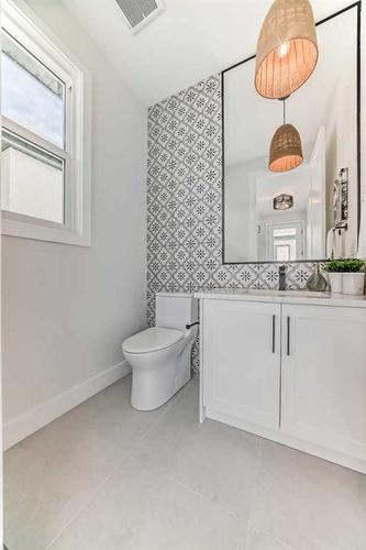 5028 20 Avenue Nw, Calgary, AB - Indoor Photo Showing Bathroom