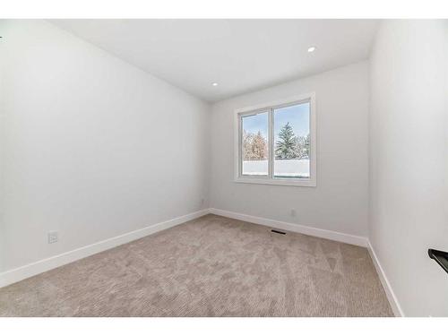 5028 20 Avenue Nw, Calgary, AB - Indoor Photo Showing Other Room