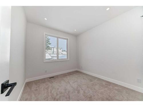 5028 20 Avenue Nw, Calgary, AB - Indoor Photo Showing Other Room