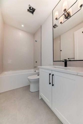 5028 20 Avenue Nw, Calgary, AB - Indoor Photo Showing Bathroom