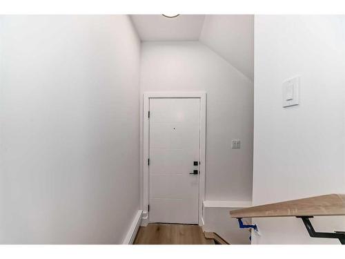 5028 20 Avenue Nw, Calgary, AB - Indoor Photo Showing Other Room